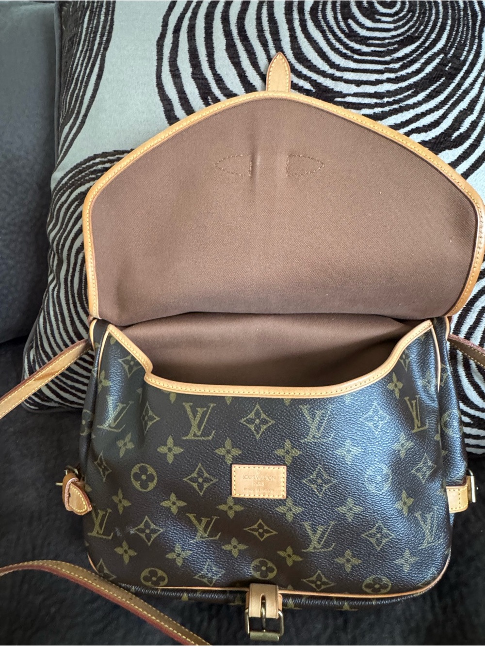 Authentic Louis Vuitton Saumur 30 Crossbody - Picture 10 of 16